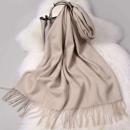 Elegant Tassel-Trimmed Lamb Wool Wrap - Luxe Winter Scarf for Fashionable Warmth - Très Elite