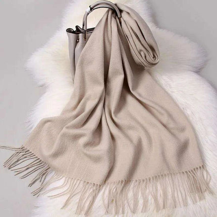 Elegant Tassel-Trimmed Lamb Wool Wrap - Luxe Winter Scarf for Fashionable Warmth - Très Elite