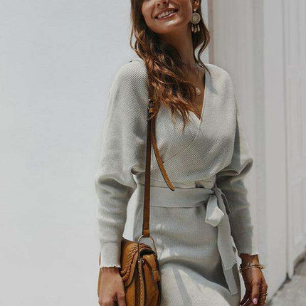 Elegant V-Neck Knit Sweater with Bat Sleeves for Curvy Silhouettes - Très Elite