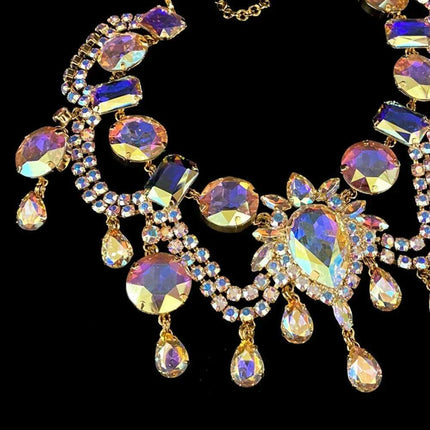 Elegant Water Droplet Choker Necklace for Trendsetting Women - Très Elite