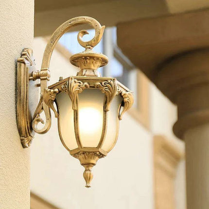 Elegant Waterproof Outdoor Wall Lantern for European-Style Gardens and Patios - Très Elite