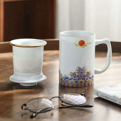 Elegant White Ceramic Tea Infuser Mug with Built-in Strainer and Lid for Ideal Tea Brewing Experience - Très Elite