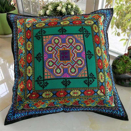 Embroidered Cushion Cover - Très Elite