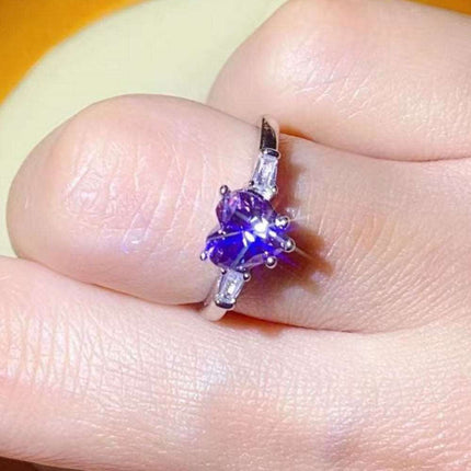 Enchanting Platinum Heart Ring with Purple Moissanite and Zircon Accents - A Symbol of Love - Très Elite