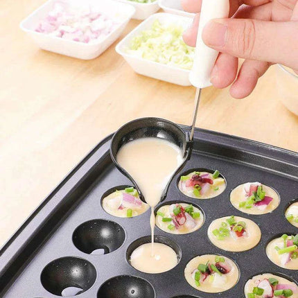 Extended Handle Ladle with Precision Pouring Spout for High-Temperature Cooking - Très Elite