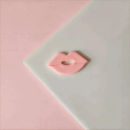 Festive Creations Earring Mold: Design Playful Red Lips & Enchanting Christmas House Shapes - Très Elite