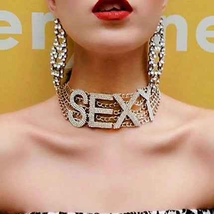 Glimmering Charm Crystal Rhinestone Choker: A Sophisticated Accessory for Trendsetting Women - Très Elite