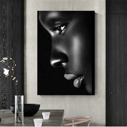 Graceful Elegance: Stunning Oil Painting of an African Woman with Luscious Lips - Très Elite