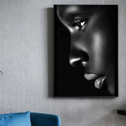 Graceful Elegance: Stunning Oil Painting of an African Woman with Luscious Lips - Très Elite