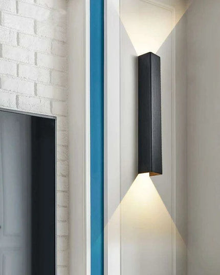 Elegant Gold LED Wall Sconce for Modern Indoor Lighting