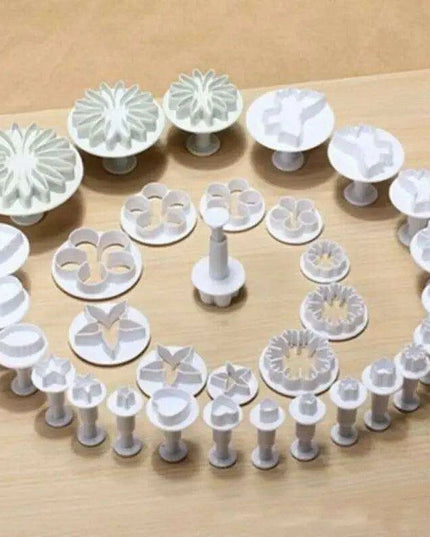 Fondant Fantasy: 33-Piece Plunger Set for Sugarcraft Excellence