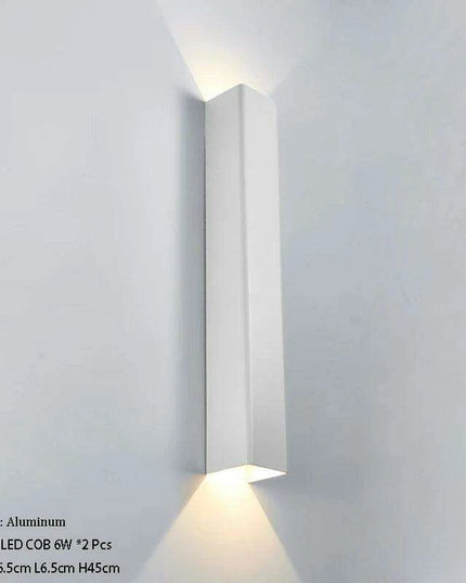 Elegant Gold LED Wall Sconce for Modern Indoor Lighting