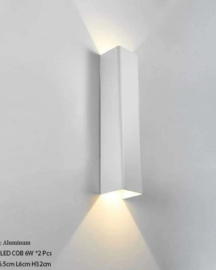 Elegant Gold LED Wall Sconce for Modern Indoor Lighting