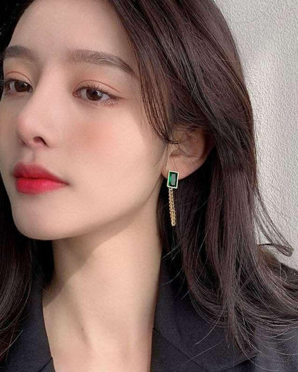 Emerald Elegance Geometric Rectangle Necklace - A Touch of Timeless Sophistication