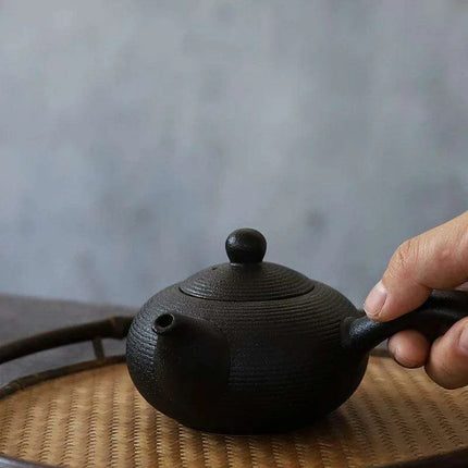 Handcrafted Black Ceramic 165ml Kyusu Teapot - A Sophisticated Choice for Tea Aficionados