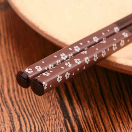 Handcrafted Japanese Wooden Chopsticks for an Authentic Culinary Experience - Très Elite