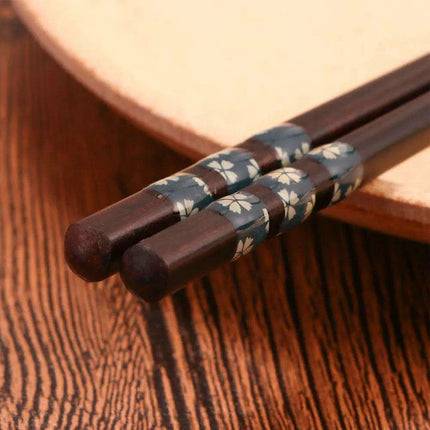 Handcrafted Japanese Wooden Chopsticks for an Authentic Culinary Experience - Très Elite