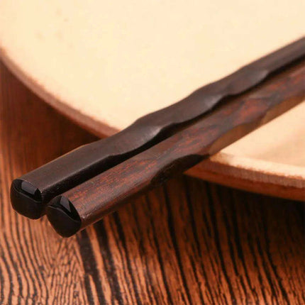 Handcrafted Japanese Wooden Chopsticks for an Authentic Culinary Experience - Très Elite