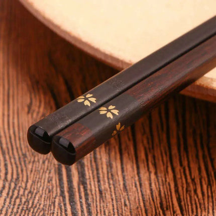 Handcrafted Japanese Wooden Chopsticks for an Authentic Culinary Experience - Très Elite