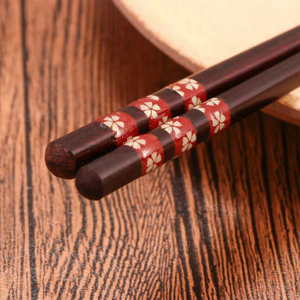 Handcrafted Japanese Wooden Chopsticks for an Authentic Culinary Experience - Très Elite