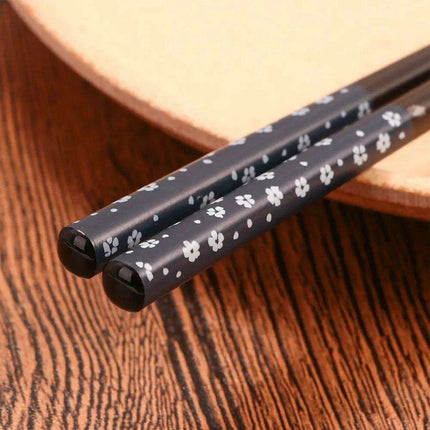 Handcrafted Japanese Wooden Chopsticks for an Authentic Culinary Experience - Très Elite