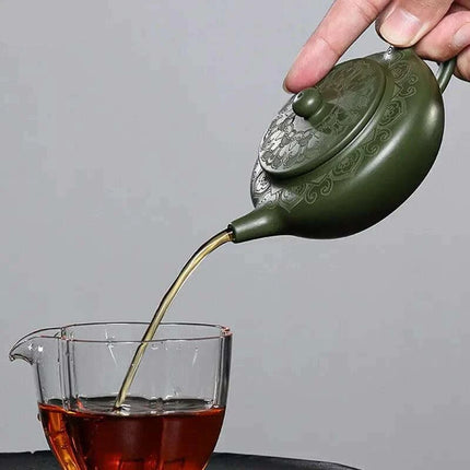 Handcrafted Yixing Purple Clay Teapot - 170ml with Built-in Infuser for Authentic Chinese Tea Experience - Très Elite