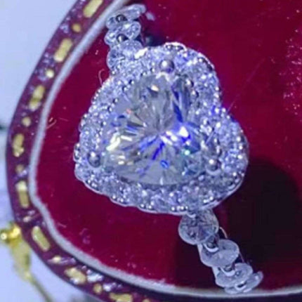 Heart's Desire: Platinum-Plated Moissanite Elegance Ring with Sparkling Zircon Accents - Très Elite