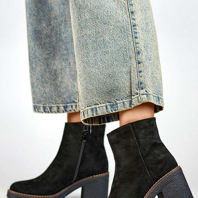 Heel boots model 200282