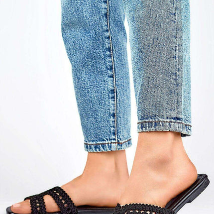 Lace-Trimmed Chic Flip-Flops - Très Elite