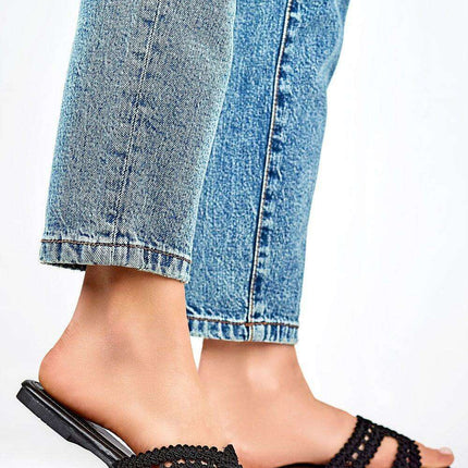Lace-Trimmed Chic Flip-Flops - Très Elite
