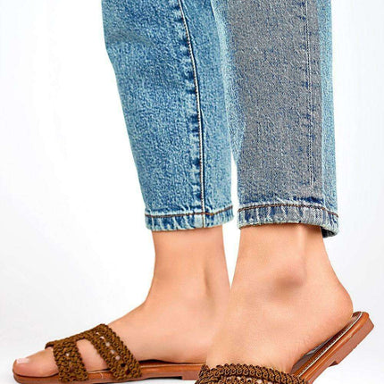 Lace-Trimmed Chic Flip-Flops - Très Elite