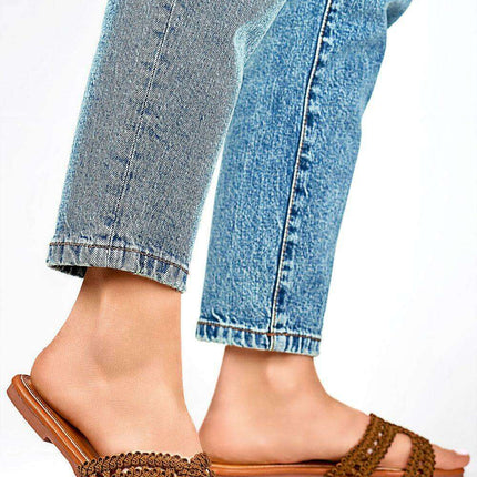 Lace-Trimmed Chic Flip-Flops - Très Elite