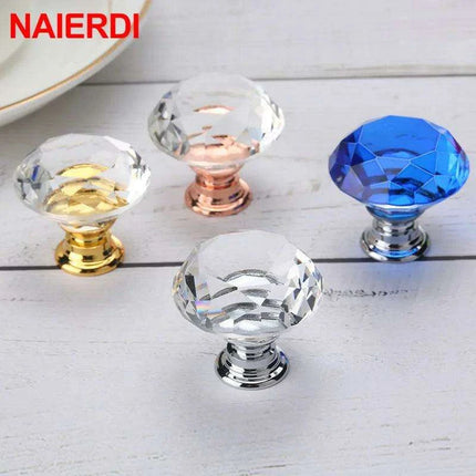 Luxurious Diamond-Shaped Glass Knobs with Elegant Gold Accents for Home Decor Upgrade - Très Elite