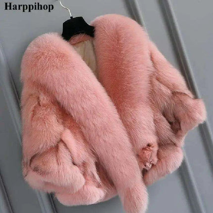 Luxurious Fox Fur Layer: A Statement of Elegance and Comfort - Très Elite
