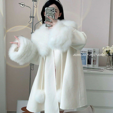 Luxurious Fox Fur-Trimmed Wool Cape - A Chic Blend of Comfort and Style - Très Elite