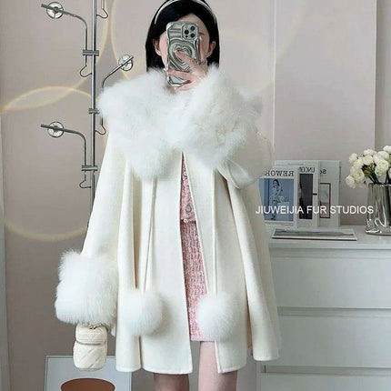 Luxurious Fox Fur-Trimmed Wool Cape - A Chic Blend of Comfort and Style - Très Elite