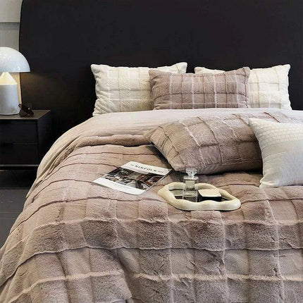 Luxurious Milk Velvet Duvet Cover Set with Elegant Square Lattice Design - Ultra-Soft 4-Piece Bedding Ensemble - Très Elite