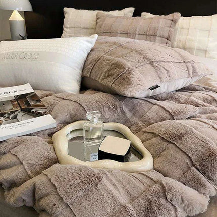 Luxurious Milk Velvet Duvet Cover Set with Elegant Square Lattice Design - Ultra-Soft 4-Piece Bedding Ensemble - Très Elite