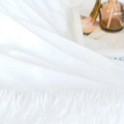 Luxury Coraline Faux Fur Queen Blanket - Elegant Winter Throw - Très Elite