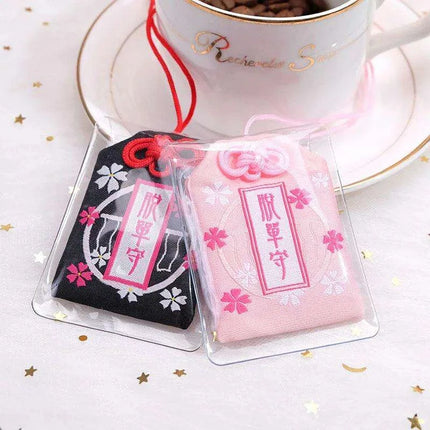 Maneki Neko Good Luck Keychain: A Charming Token of Prosperity - Très Elite