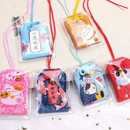 Maneki Neko Good Luck Keychain: A Charming Token of Prosperity - Très Elite