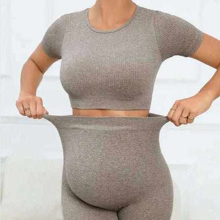 Maternity Activewear Set: Seamless Short Sleeve Yoga Top and Shorts for Expecting Mothers - Comfortable Gym Outfit - Très Elite