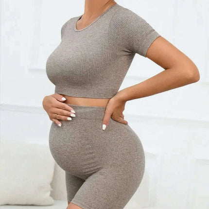 Maternity Activewear Set: Seamless Short Sleeve Yoga Top and Shorts for Expecting Mothers - Comfortable Gym Outfit - Très Elite
