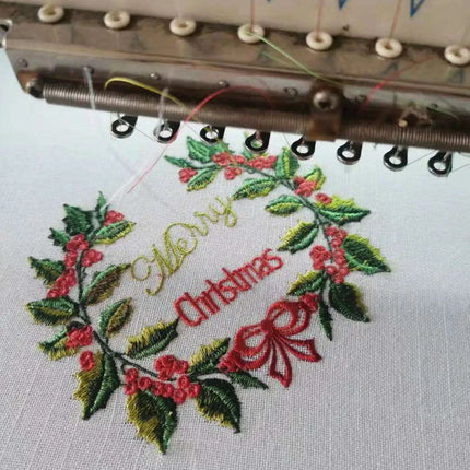 Personalized Holly Berries Embroidered Christmas Table Linen Set for Holiday Elegance - Très Elite