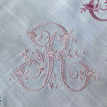 Personalized Regal Crown Linen Napkins - Elegant Wedding Table Decor Set - Très Elite