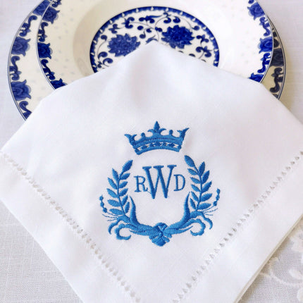 Personalized Regal Crown Linen Napkins - Elegant Wedding Table Decor Set - Très Elite