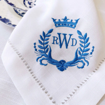 Personalized Regal Crown Linen Napkins - Elegant Wedding Table Decor Set - Très Elite