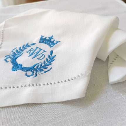 Personalized Regal Crown Linen Napkins - Elegant Wedding Table Decor Set - Très Elite