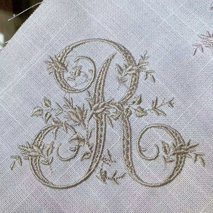 Personalized Regal Crown Linen Napkins - Elegant Wedding Table Decor Set - Très Elite