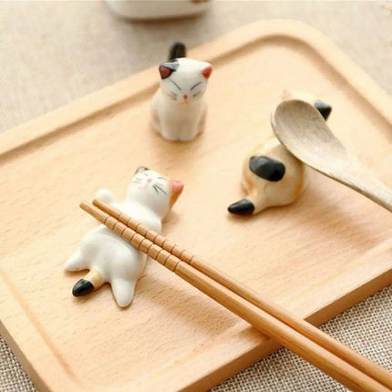 Playful Cat Cutlery and Chopstick Holder for a Whimsical Kitchen - Très Elite